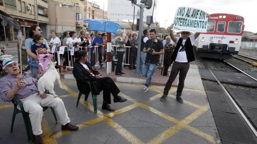 La Plataforma Pro Soterramiento aprovechó el Bando de la Huerta para manifestarse.