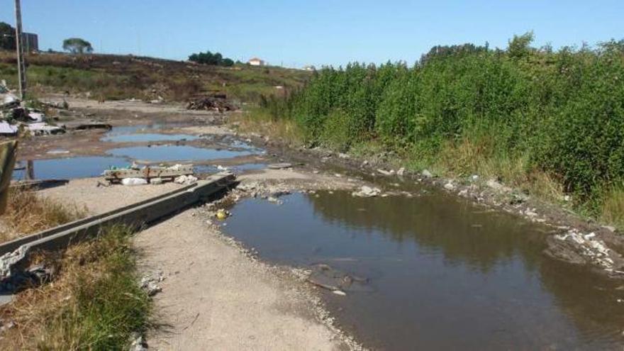 Imagen de una de las fugas de agua del asentamiento chabolista de Penamoa. / la opinión