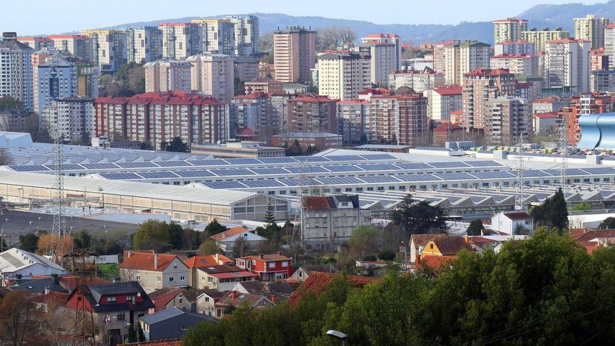Vista general de la factoría de Stellantis Vigo y las torretas eléctricas de la zona.