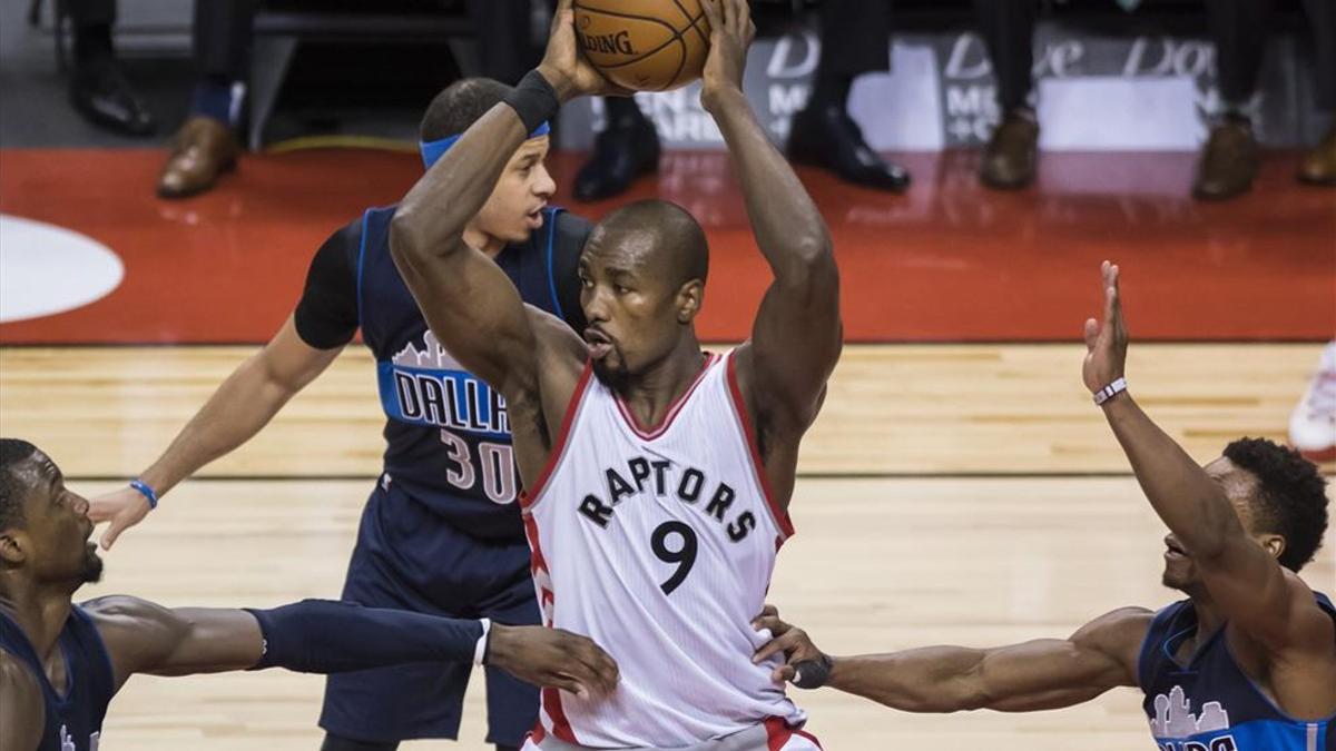 Ibaka rodeado de rivales en el partido frente a los 'Mavs'