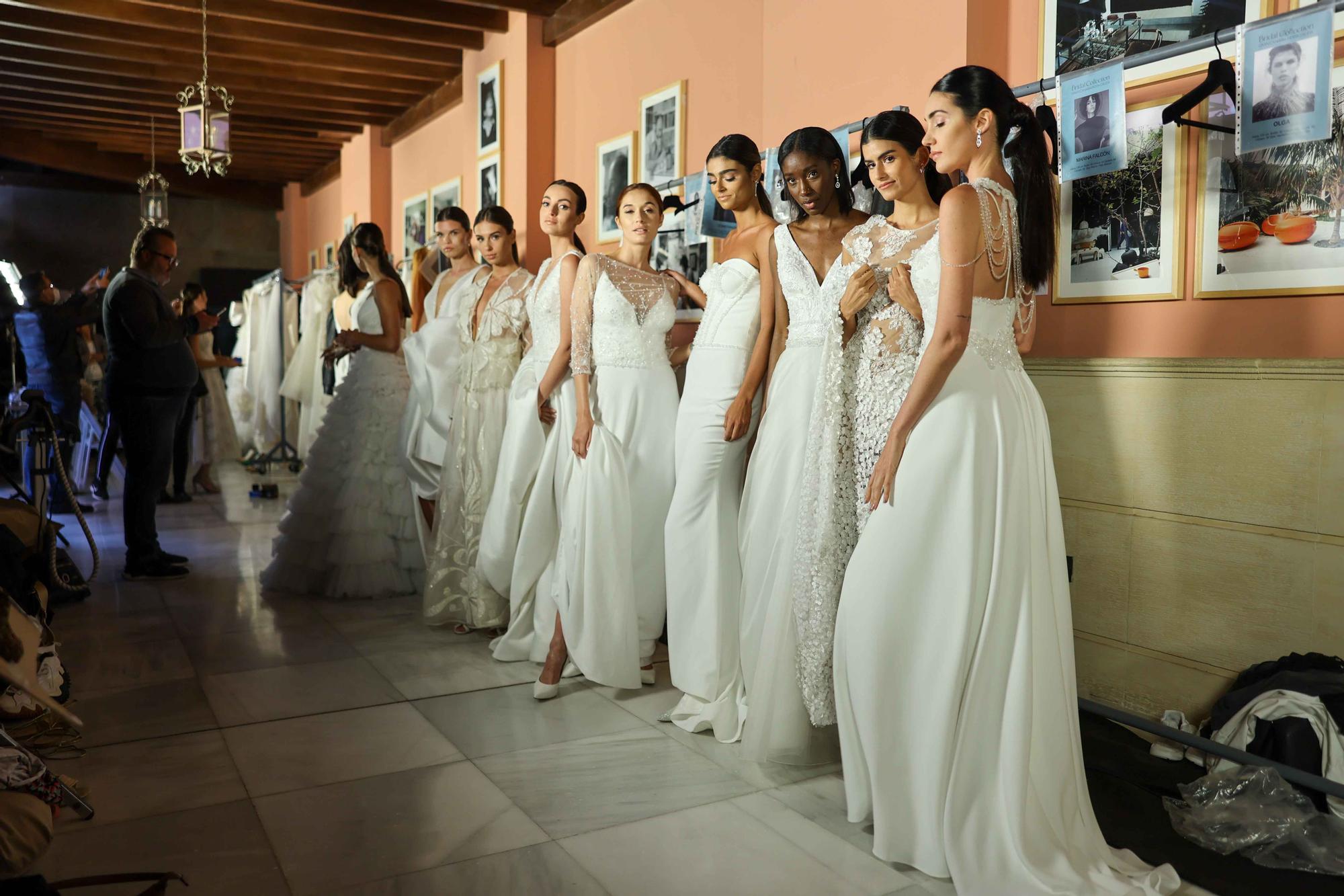 Las modelos se preparan para el desfile de Hannibal Laguna.