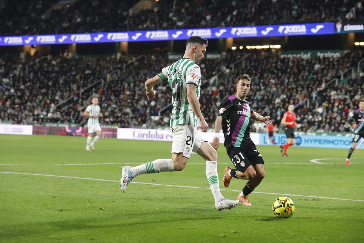 Carlos Albarrán, durante una acción del derbi ante el Málaga.