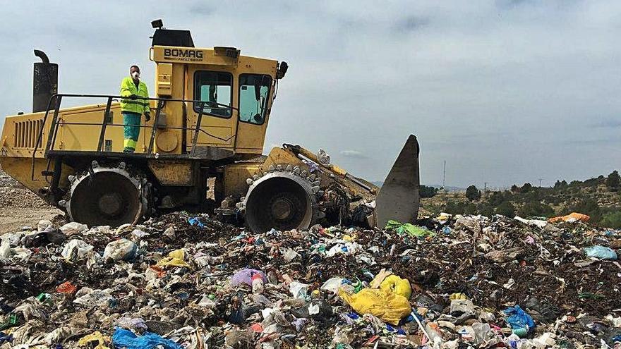 Maquinària treballant al dipòsit controlat de residus del Bages, a la planta de Bufalvent