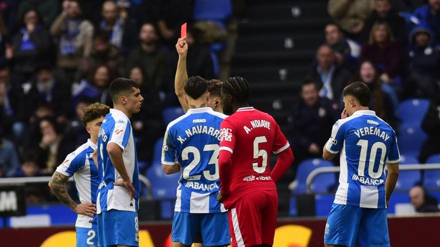 El árbitro le muestra la tarjeta roja a Ximo Navarro El árbitro le muestra la tarjeta roja a Ximo Navarro
