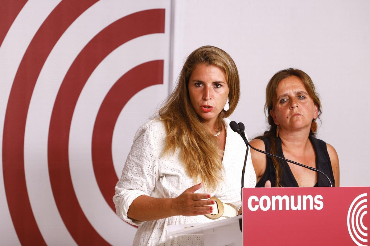 GRAFCAT1484. BARCELONA (ESPAÑA), 01/09/2025.- La coordinadora de Comuns Candela López (i) junto con la también coordinadora de Comuns Gemma Tarafa (d) en una rueda de prensa en la sede de su partido desde donde han recriminado este lunes al Govern de Salvador Illa que "hay muchos compromisos pendientes de cumplir" en materia de vivienda y ha subrayado que no negociarán los presupuestos si antes no se concretan los acuerdos ya alcanzados.EFE/ Quique García