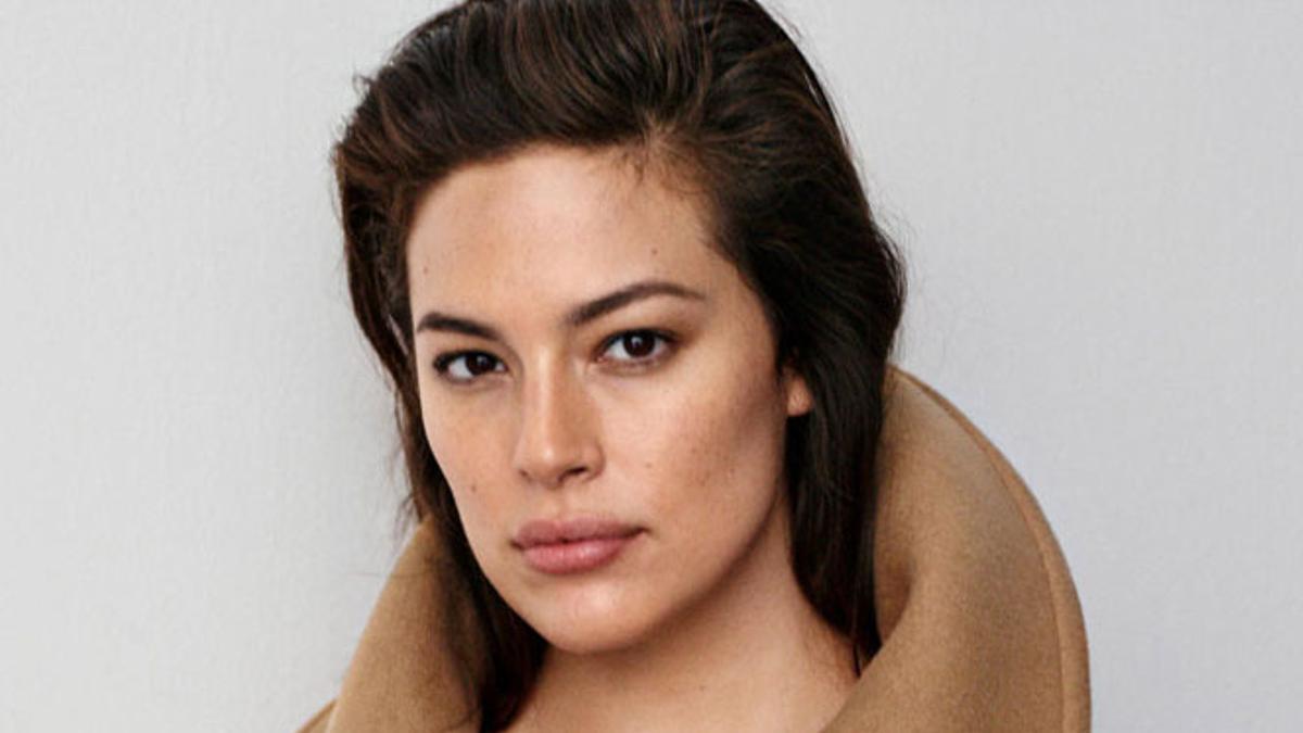 Ashley Graham con abrigo de H&amp;M Studio