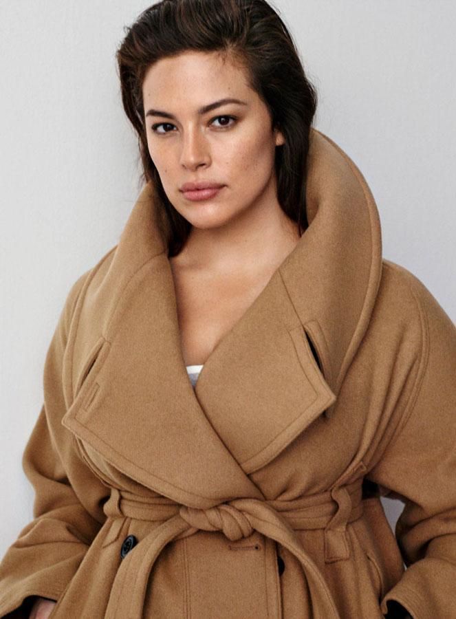 Ashley Graham con abrigo de H&M Studio