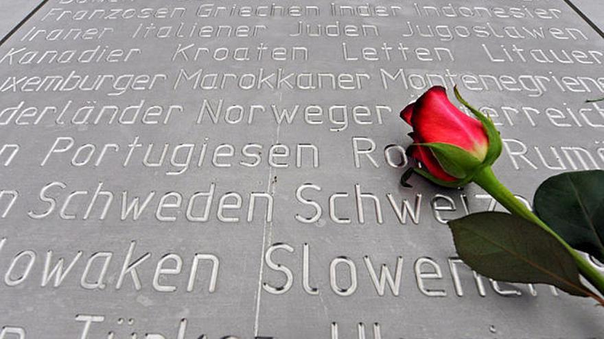 Homenaje. Una rosa ha sido colocada en un monumento.