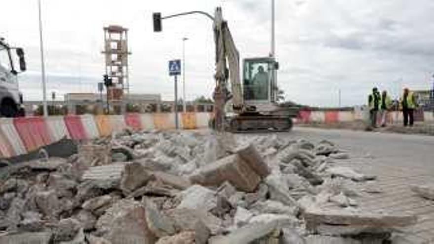 Una de las máquinas que trabajaban ayer en la zona de la carretera de Crevillent.