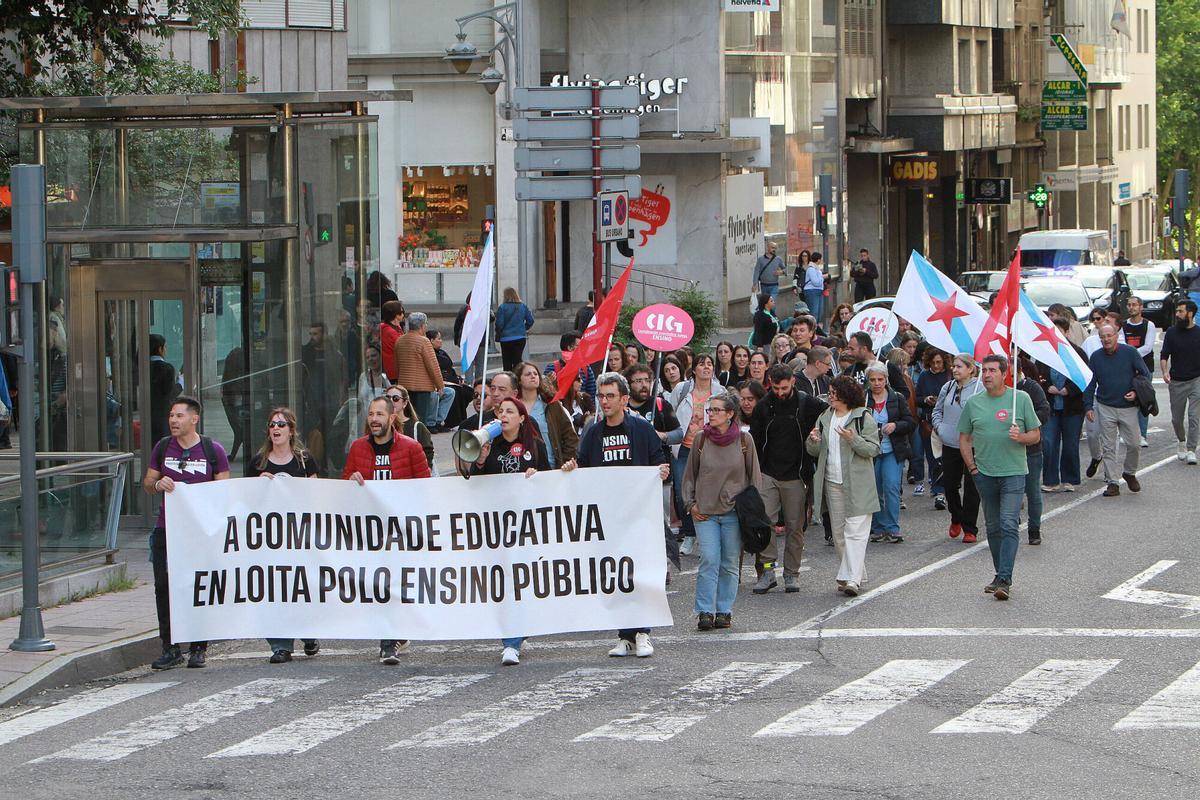 Los profesores movilizados, a su paso por la calle Concello.