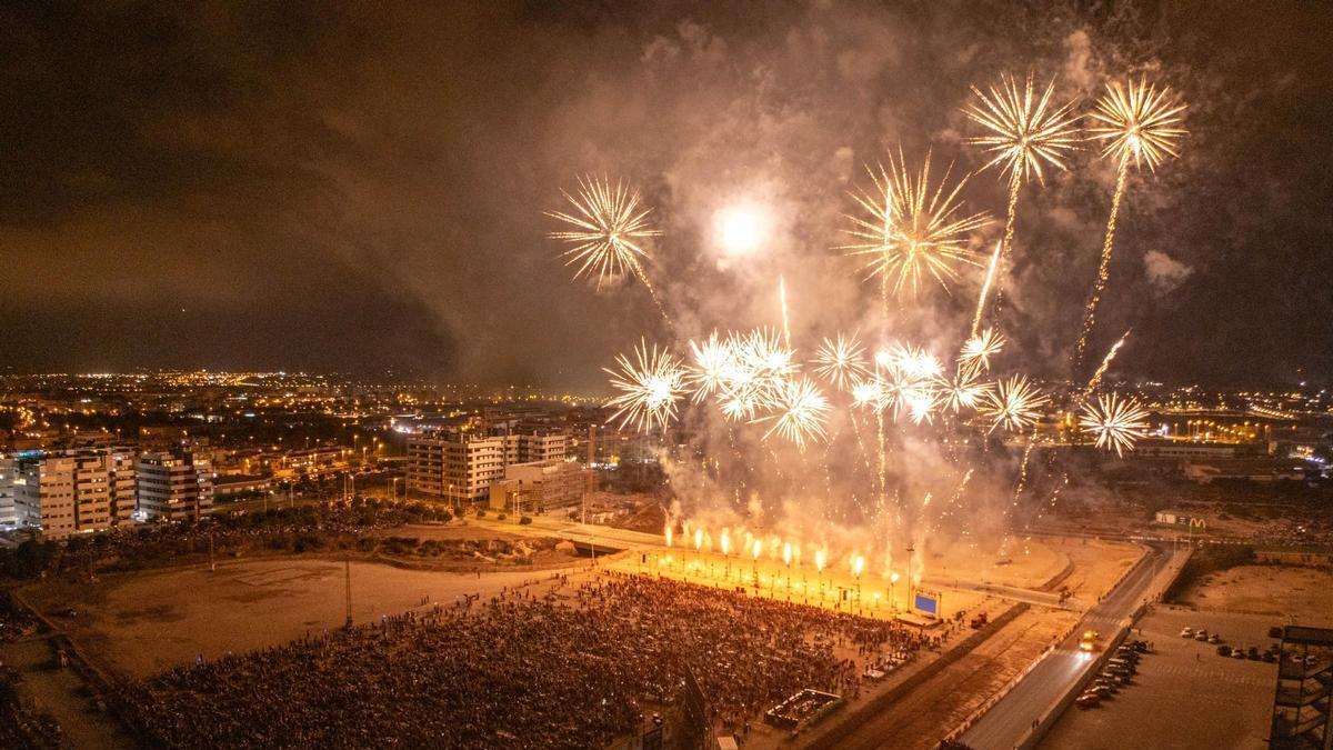 La Crida ilumina la noche ilicitana para dar comienzo a las Fiestas de Agosto
