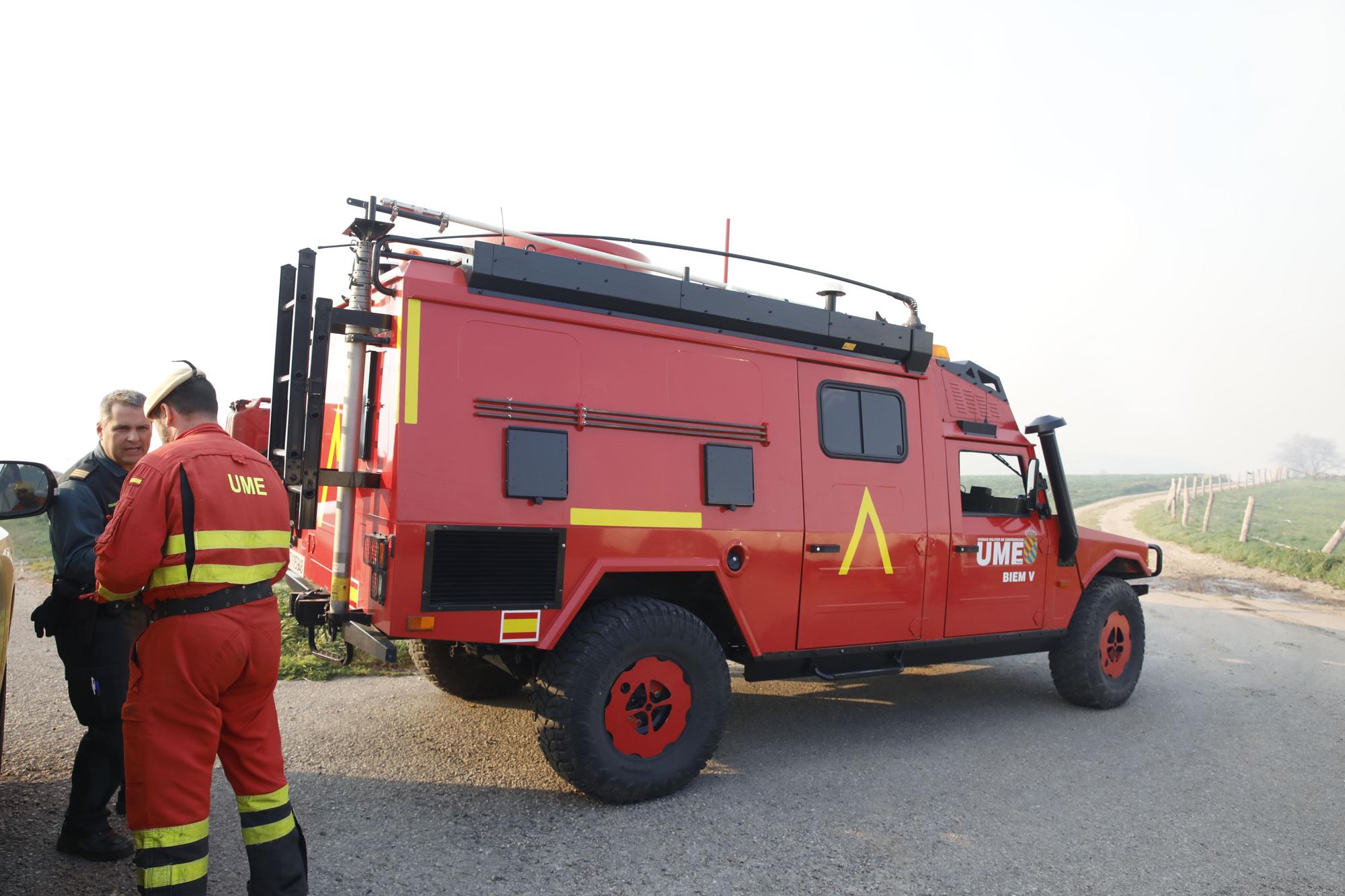 EN IMÁGENES: bomberos, vecinos y la UME luchan contra el preocupante incendio en Tineo