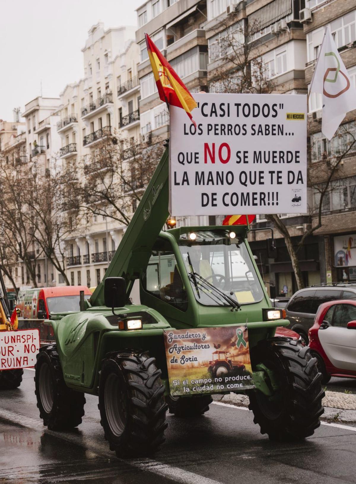 Tractors en marxa lenta en la protesta d’agricultors contra l’acord amb Mercosur, ahir a Madrid. | ALBA VIGARAY