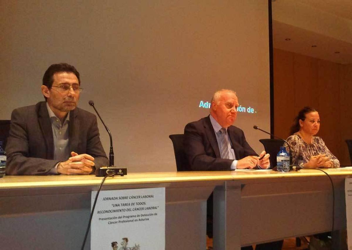 Valentín Rodríguez, responsable de Epidemiología; Faustino Blanco, consejero, y Miriam Hernández, del Instituto de Prevención de Riesgos Laborales.