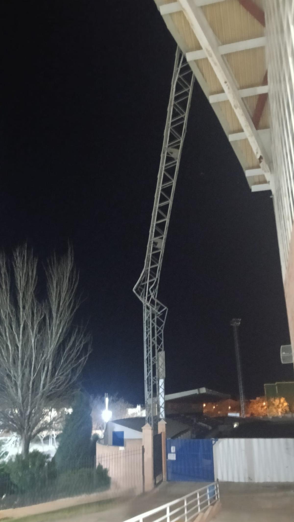Una torre ha caído sobre el pabellón de Villena