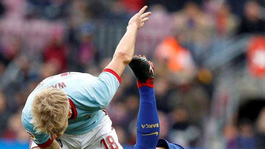 Denis Suárez cae en una entrada de Wass que le costó la tarjeta amarilla al danés.  // Alberto Estévez