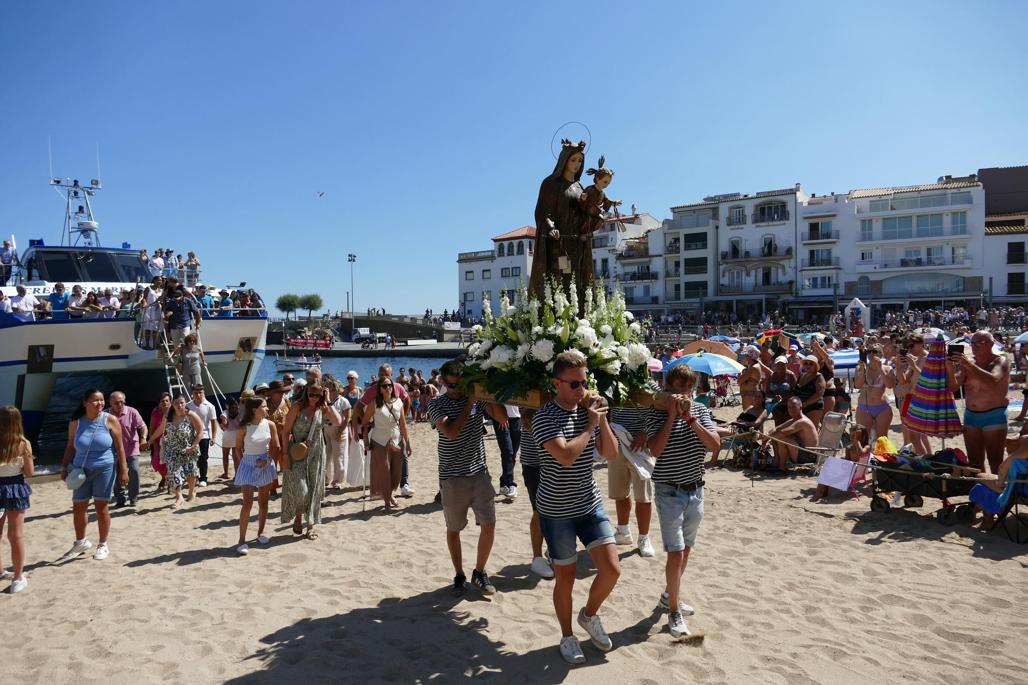 L'Escala commemora la Festa del Carme amb un sentit homenatge a les persones grans i a les seves arrels marineres