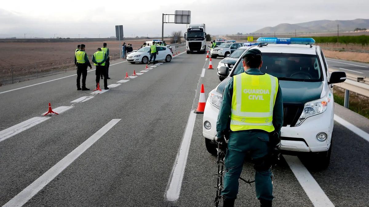 Multado con 200 euros por llevar la baliza v-16 pero no tener el otro elemento obligatorio en la guantera en caso de avería: la Guardia Civil vigila los coches aragoneses