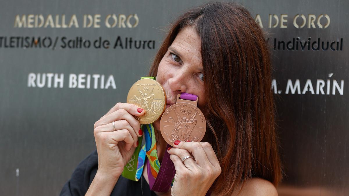 Ruth Beitia, con sus dos medallas olímpicas