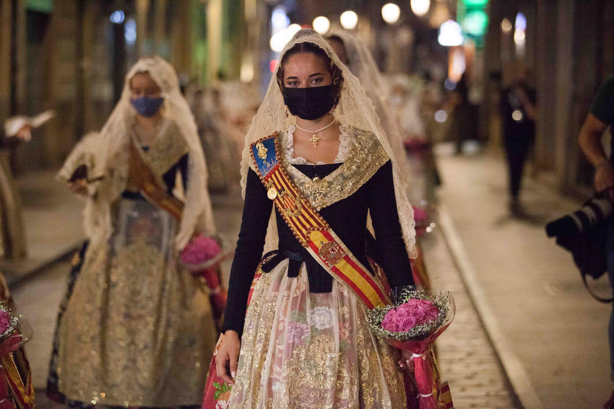 Llegada de la Fallera Mayor Infantil 2021 a la plaza de la Virgen en la Ofrenda