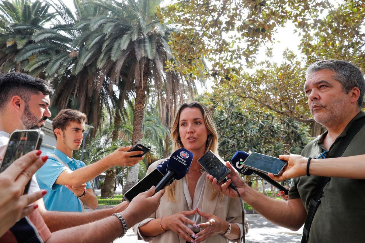 María Fernández hace declaraciones a los medios de comunicación en una imagen de este mes. | | EFE