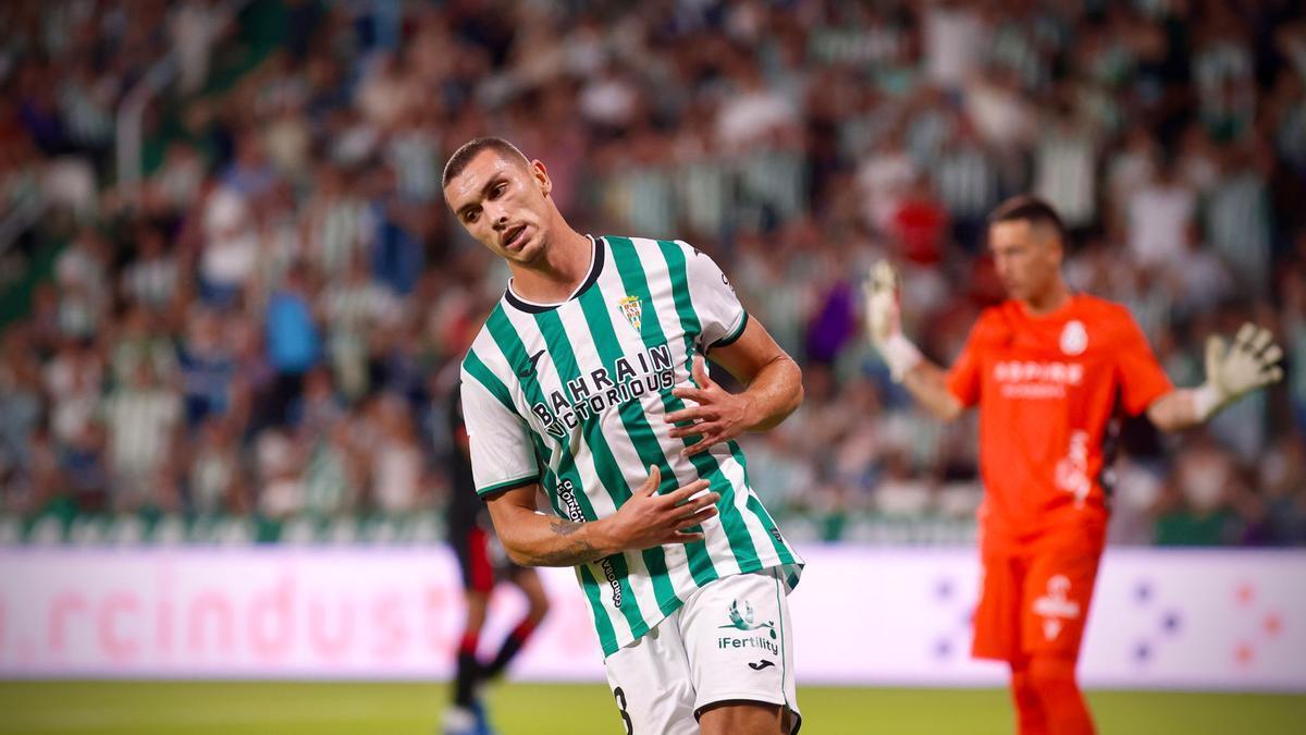 Adrián Fuentes, durante un lance del Córdoba CF-Cultural de este curso en El Arcángel.
