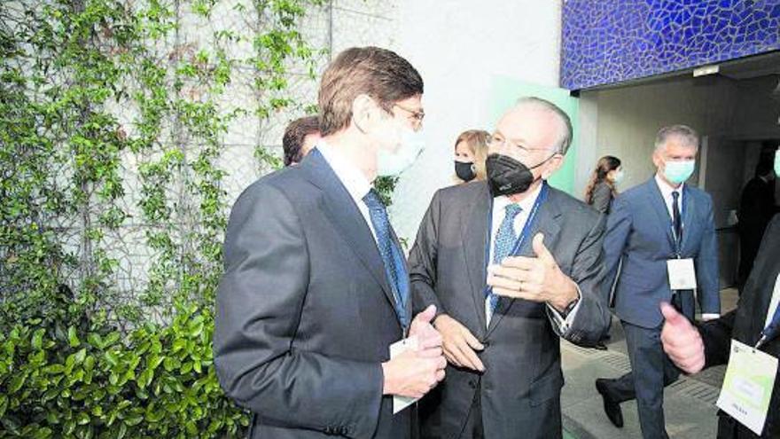 José Ignacio Goirigolzarri e Isidre Fainé, ayer, antes de comenzar el congreso. | F. BUSTAMANTE