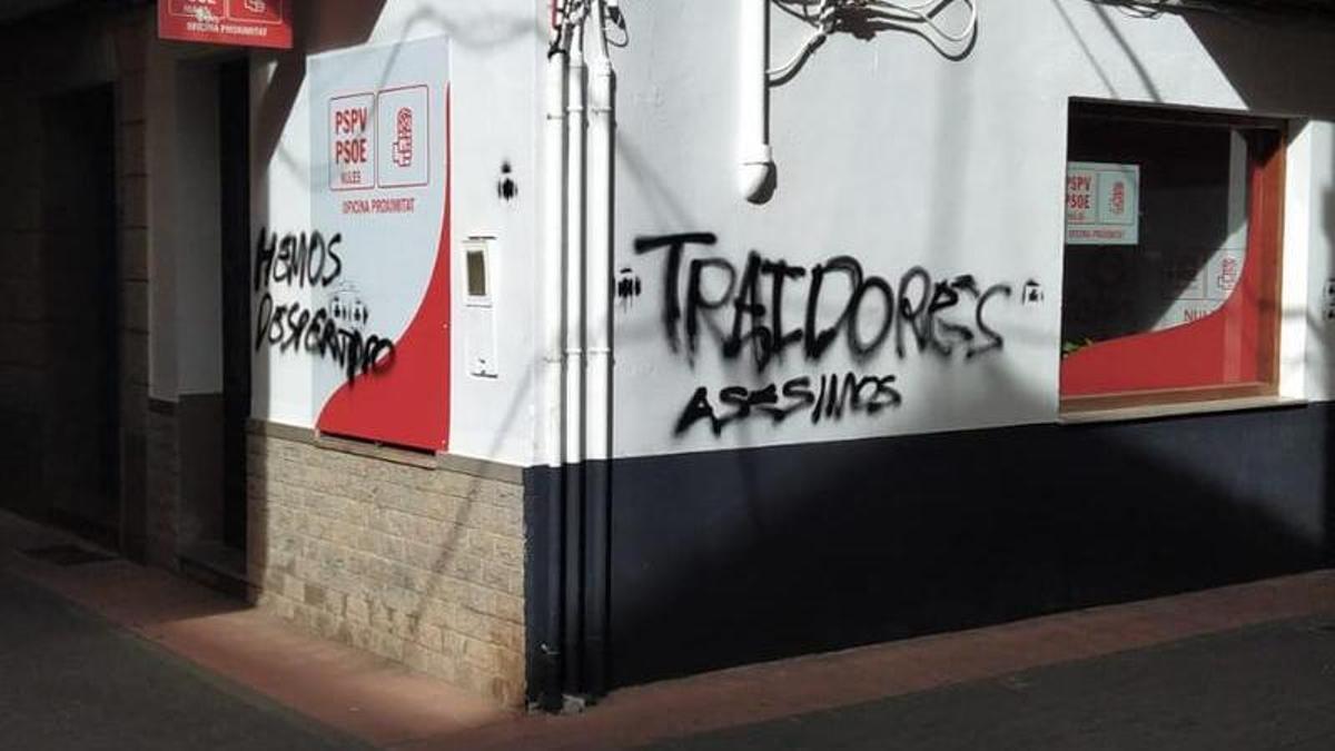 Acto vandálico y pintadas en una de las sedes del PSOE-PSPV de Nules: 'Traidores asesinos'