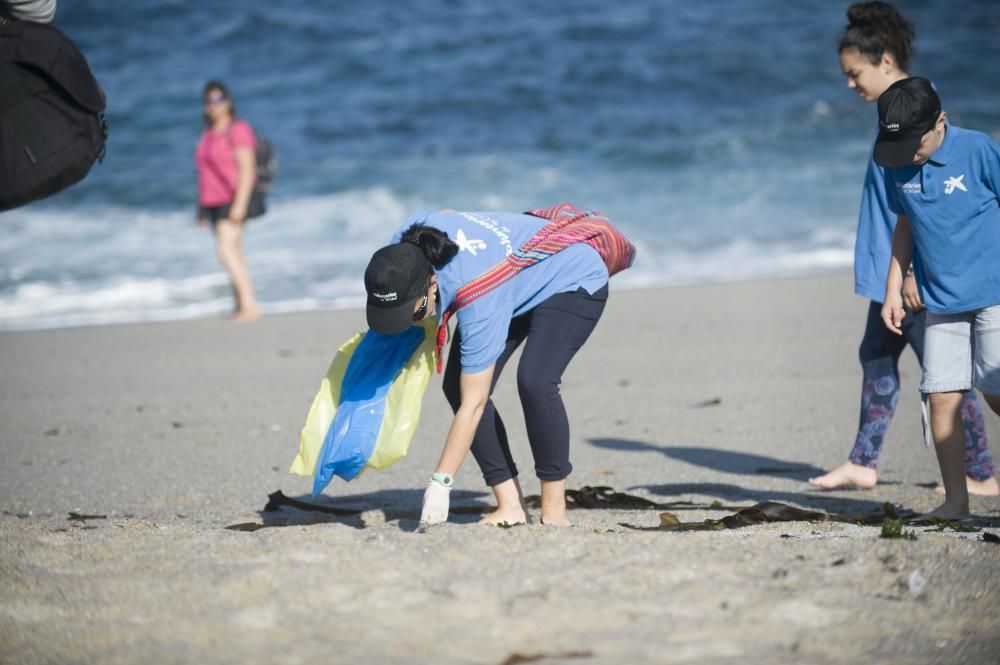 Recogida voluntaria de basura en la playa