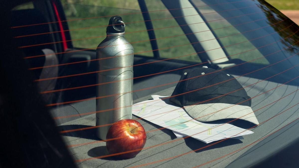 Los objetos que nunca deberías dejar dentro del coche cuando fuera hay 40 grados