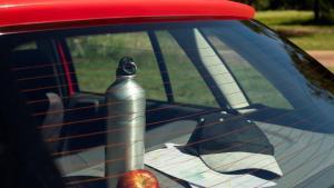Hay objetos que, de dejarlos dentro del coche en verano, pueden suponer incluso un riesgo para la salud.