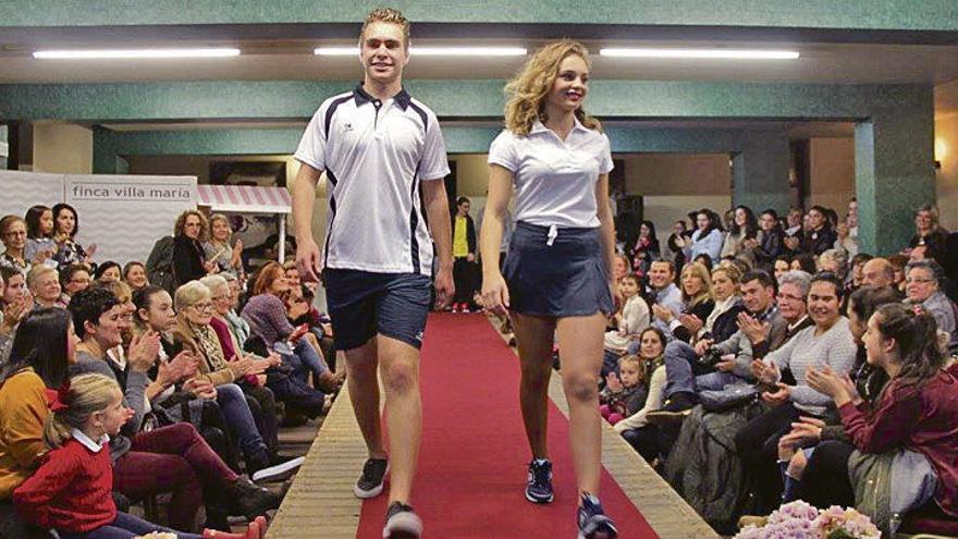 Dos alumnos, durante el desfile en Cangas de Onís.