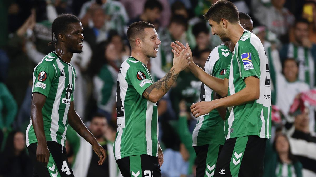 Ruibal celebra con Edgar su segundo gol ante el HJK Helsink.