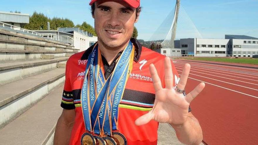 Gómez Noya, con las medallas de sus cinco Mundiales.