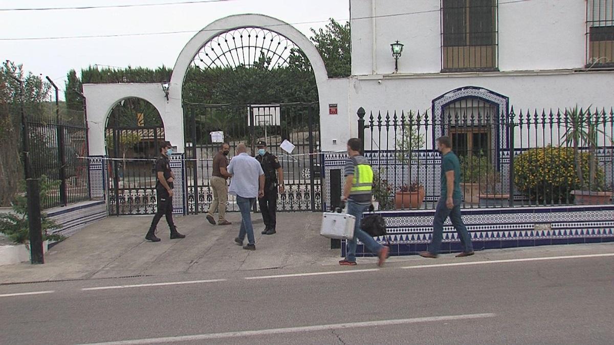 Agentes de la Policía Nacional acceden a la vivienda donde un niño murió el domingo tras ser atacado por un perro en Lucena.