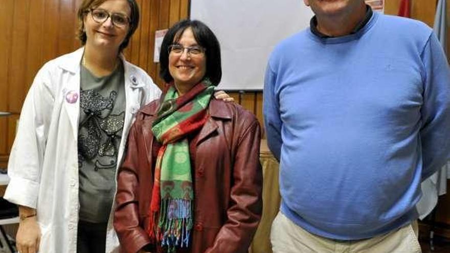 Por la izquierda, Sonia Álvarez, directora de Enfermería del área sanitaria I, Raquel Amaya y Carlos Becedóniz, ayer, en Jarrio.