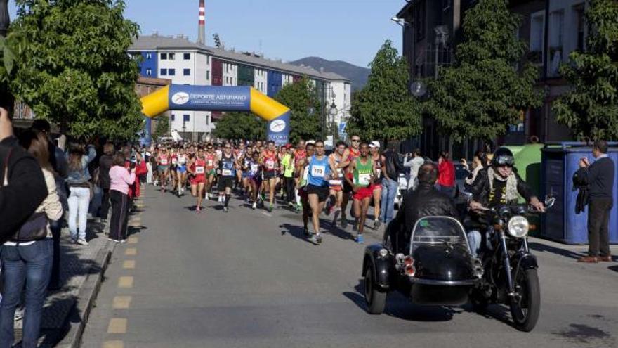 Los participantes toman la salida en la Media Maratón de Langreo-Memorial «Juan Carlos Beiro» de 2011.