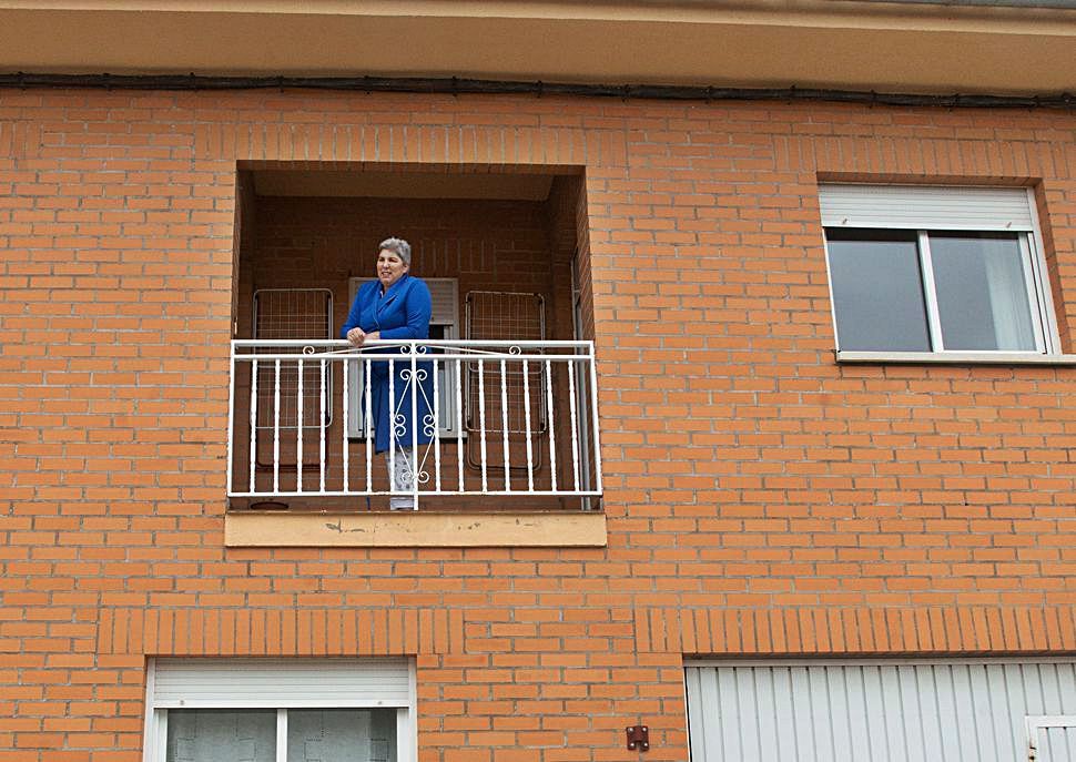 Raquel Pérez en el balcón de su casa.