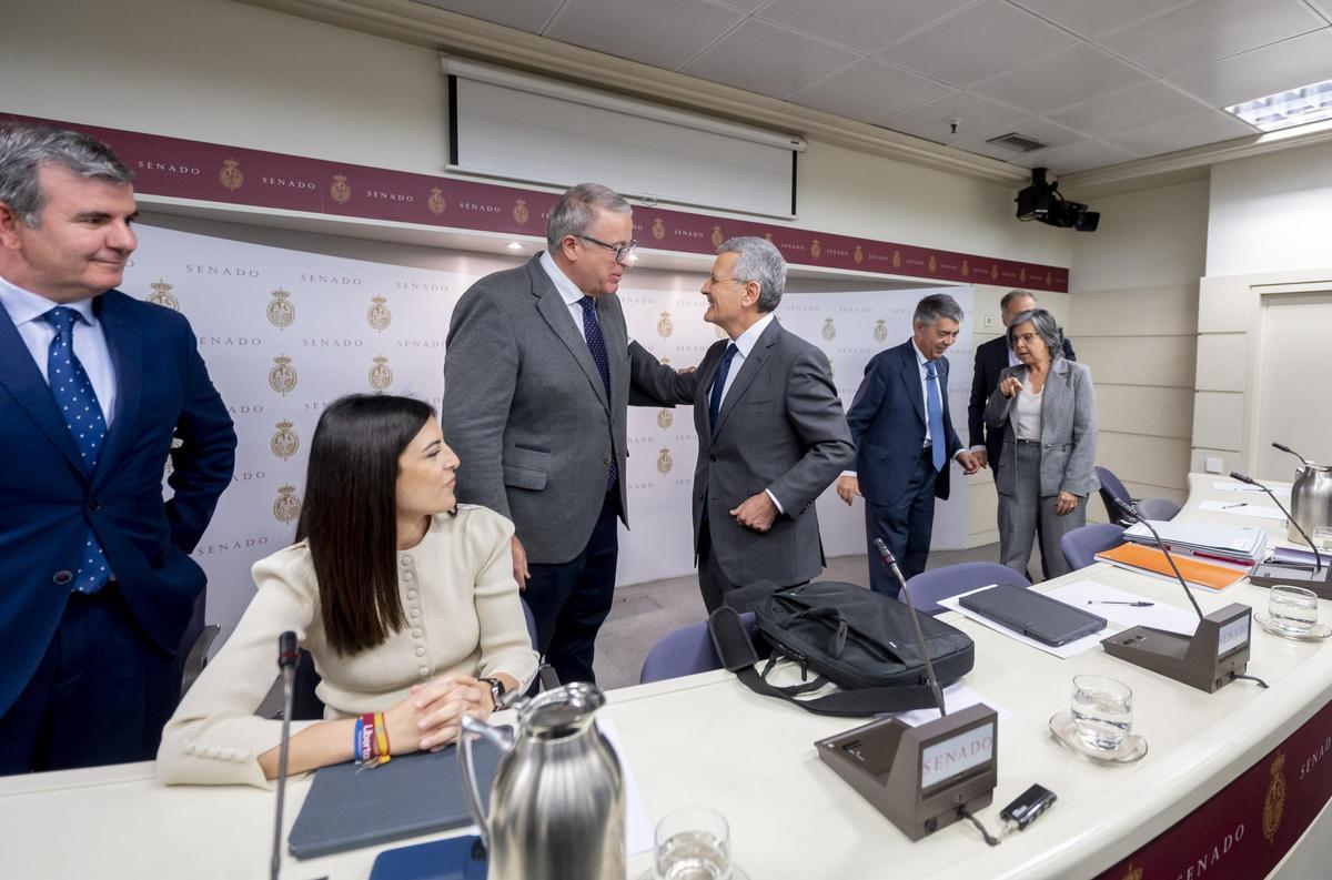 El senador murciano Francisco Bernabé saluda a Pedro Saura.
