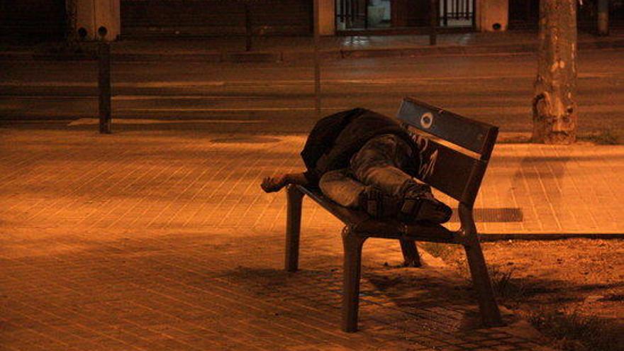 Un sense sostre dormint en un banc, a Badalona