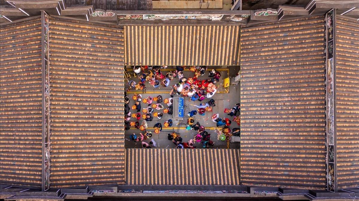 Vista aerea que muestra a devotos budistas durante los rezos, en el templo del parque Liwan durante la celebracion del Año Nuevo Lunar en Guangzhou, China. EFE / ALEKSANDAR PLAVEVSKI