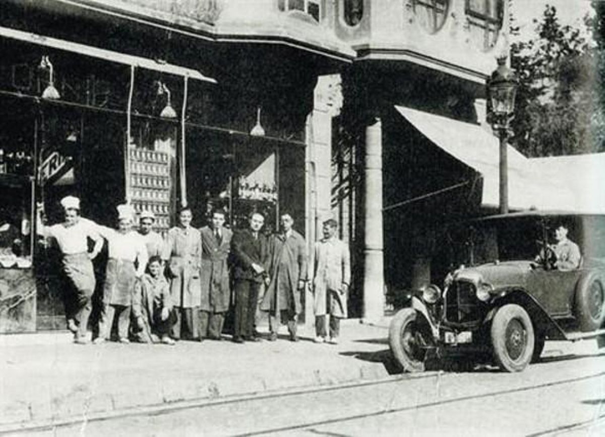 Camilo Cortacans, a la dreta, amb els seus empleats, el 1924. Camilo Cortacans, a la dreta, amb els seus empleats, el 1924.