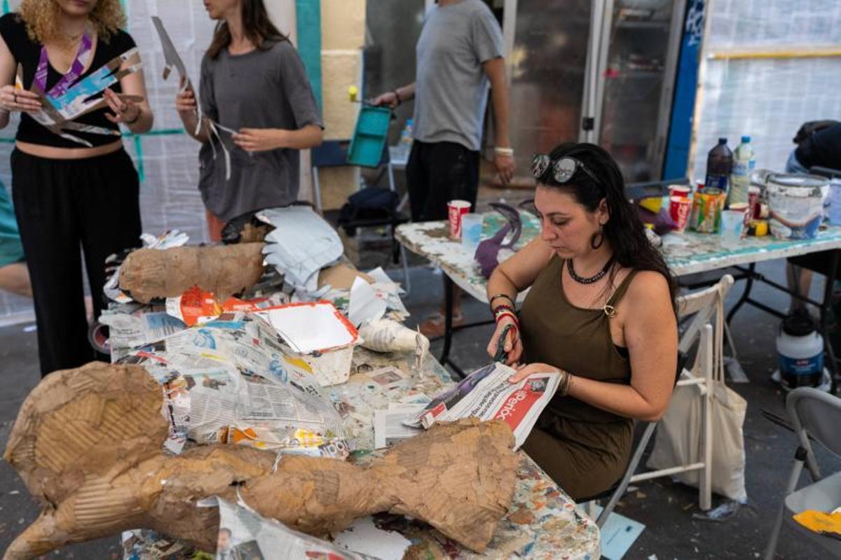 Vecinos utilizan ejemplares de El Periódico como parte de la decoración de la calle Mozart durante los preparativos de la Festa Major de Gràcia. Vecinos utilizan ejemplares de El Periódico como parte de la decoración de la calle Mozart durante los preparativos de la Festa Major de Gràcia.