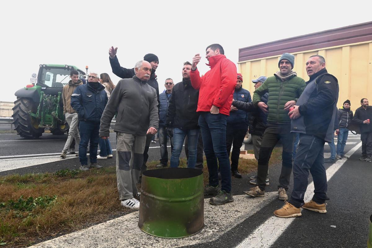 Agricultores catalanes protestan en Fondarella, en el Pla dUrgell (Lleida)