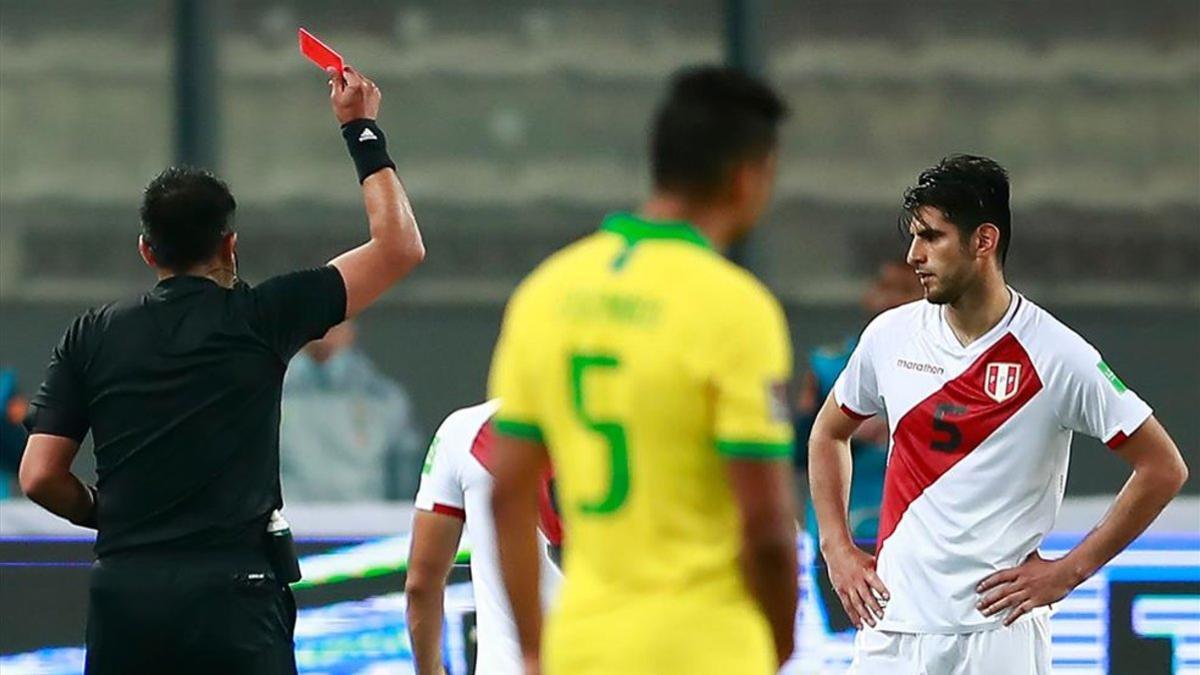 Julio Bacuñán señaló dos penaltis a favor de Brasil y mostró dos rojas a la selección peruana