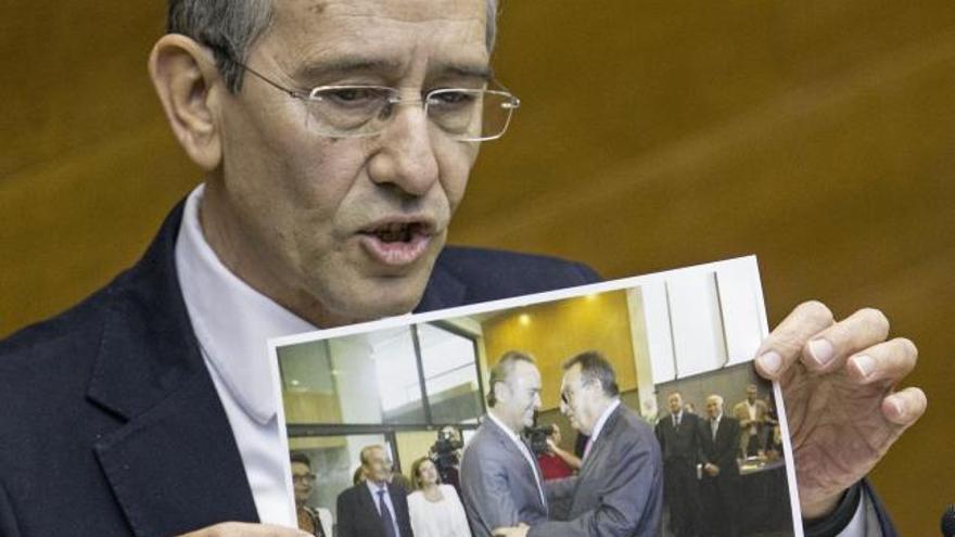 Torres muestra una fotografía de los Fabra antes del juicio del ahora condenado