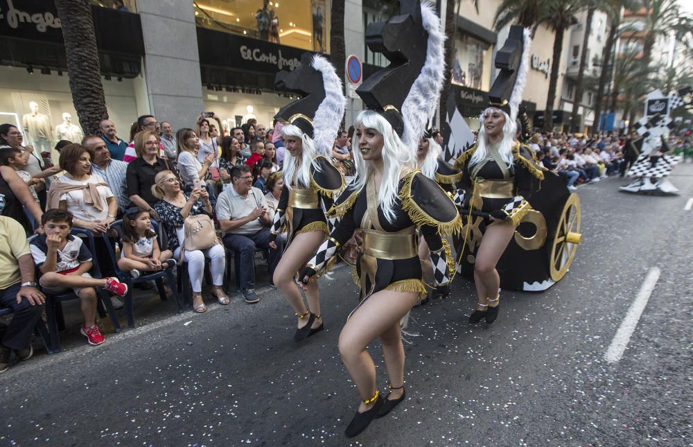 El desfile del Ninot deja momentos muy divertidos en las calles de Alicante