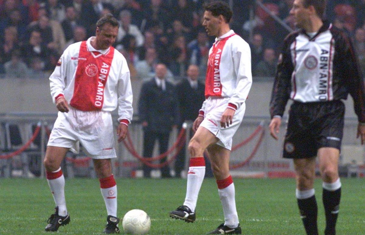 Saque de centro de Cruyff y Van Basten en el homenaje a Johan en Amsterdam en 1999.