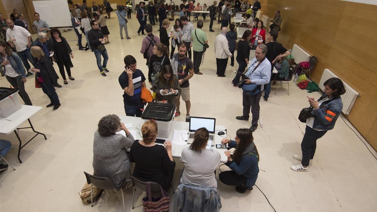 Votaciones en el IES Martí i Franques de Tarragona.