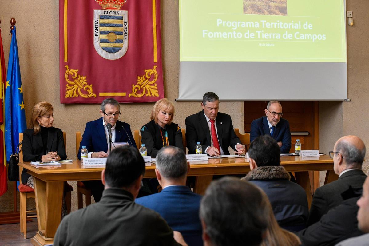 De la Puente (segundo por la izquierda) con responsables de otras instituciones en la presentación del programa.